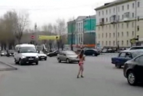 По центральной площади Первоуральска бегала голая девушка (2 видео)