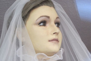 Самый жуткий манекен в мире (2 фото + 1 видео)