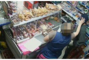 Горе-налётчик ворвался в сельский магазин с гвоздодёром