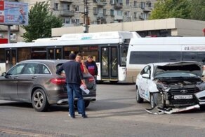 Пострадали двое детей: столкновение Mercedes и такси в центре Волгограда