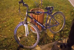 В Екатеринбурге школьник ехал по велосипедной дорожке и влетел в автомобиль