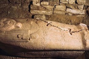 В Саккаре найден 3300-летний саркофаг египетского «хранителя пирамид» из розового гранита