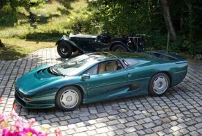 Культовый суперкар Jaguar XJ220 с небольшим пробегом ищет нового владельца