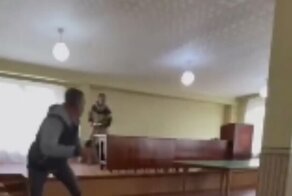 «Сейчас все поедем домой»: в Усть-Илимске неизвестный открыл огонь в военкомате и выстрелил в военкома