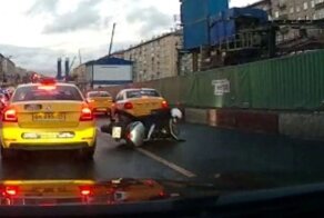 «Вот какой мотоцикл — зима на дворе!»: мотоциклистка завалилась на бок
