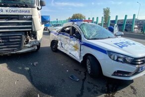 На Урале во время погони за пьяным водителем экипаж ДПС столкнулся с фурой. Один из полицейских получил смертельные травмы