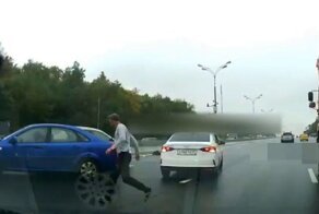 Бойся большегруза! Легковушка попала в мёртвую зону на МКАД