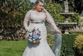 Девушку бросил жених прямо у алтаря, но она потратила все сбережения и все равно сыграла свадьбу