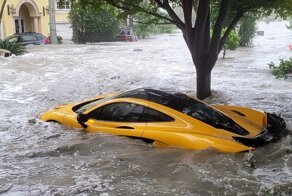 Грустное зрелище: гиперкар McLaren P1 смыло потоком воды во время урагана во Флориде