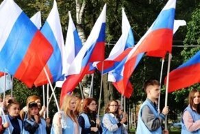 Московский директор школы сдал полиции шестиклассника, который критиковал флаг России