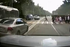 На волоске от тюремного срока: опасный момент на переходе в Ялте