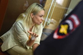 Экс-редактор Первого канала Марина Овсянникова сбежала из-под домашнего ареста, взяв с собой дочь