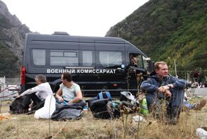 "Автослесарь-видеоблогер плакал в истерике". На российско-грузинской границе уклонистам вручили более 180 повесток