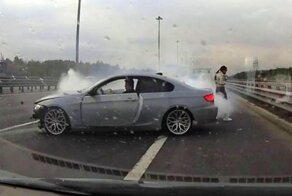 Водитель BMW впечатался в отбойник, играя в «шашки» на КАД
