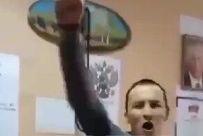 «Прорвёмся - ответят опера»: в отделении полиции, задержанного телефонного мошенника заставили извиниться и сплясать на камеру