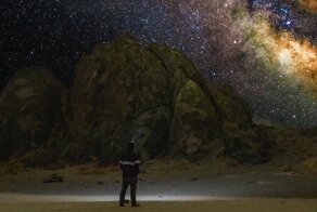 Млечный Путь сияет над высохшим озером в Долине Смерти в серии завораживающих фото