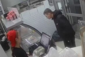 Порадовал любимую: в Новосибирске парень украл суши