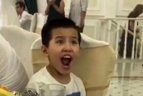 Смешной мальчишка пародирует сестру на её свадьбе