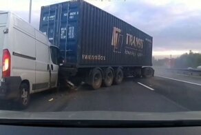 Авария дня. Замес с двумя большегрузами и фургоном из Петербурга