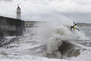 Опасный серфинг (4 фото)