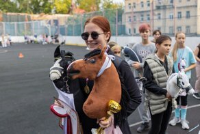 Хоббихорсинг: как скачки на игрушечных лошадях стали настоящим спортом