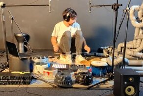 Парень создаёт потрясающую музыку на самодельных инструментах