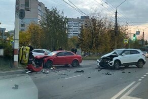 Авария дня. Два водителя устроили ДТП и опрокинули на бок «Оку»