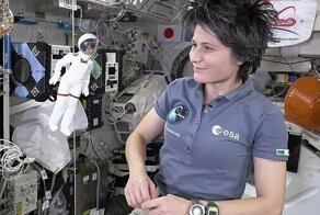 Командир МКС снялась в видео со своей куклой-двойником
