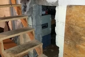 Парень нашел в новом доме потайную комнату с оружием и деньгами