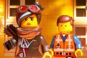 15 закадровых фото актёров в процессе озвучивания героев мультфильмов