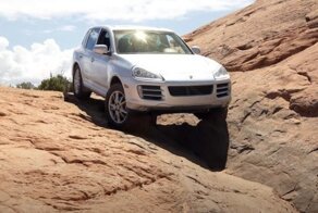 Посмотрите, как серийный 14-летний Porsche Cayenne покоряет экстремальное бездорожье в пустыне Мохаве