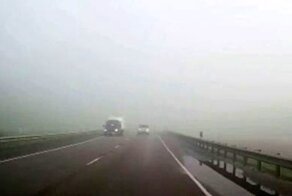 Нехороший водитель снёс зеркало автомобилистке во время обгона в туман