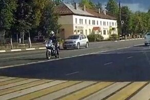 Мотобестолочь: в Коврове наездник завалился на бок