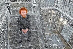 Безбашенный художник разрисовал свой дом черно-белыми граффити изнутри и снаружи