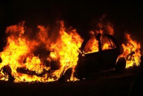 Злопамятный житель Уссурийска хотел отомстить недругу, но по ошибке сжёг чужие авто