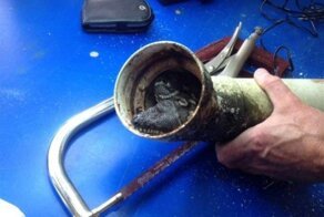 Спасение змеи, застрявшей в трубе дома