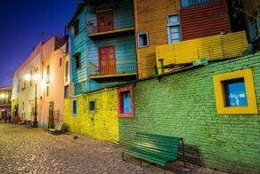 Яркий из-за бедности: как улица на родине танго стала полностью разноцветной