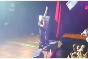 Охранник не позволил зрителю выскочить на сцену