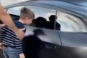 Владелец дорогого автомобиля порадовал мальчика