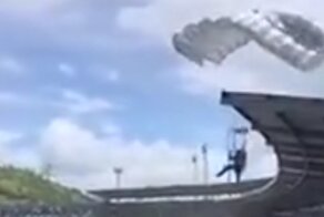 Угандийский спецназ пытается приземлиться на футбольное поле