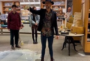 В Англии экоактивисты устроили молочный протест в магазинах