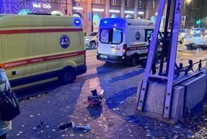 Авария дня. В Петербурге мотоциклист после ДТП вылетел на тротуар и сбил пешеходов