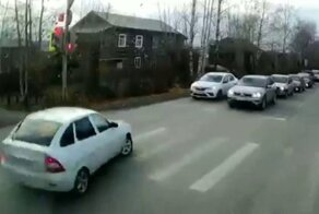 Авария дня. Водитель «Приоры» проскакивал на красный и влетел в два стоящих автомобиля