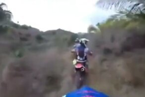 Мотоциклисты пытаются скрыться от разьяренного быка