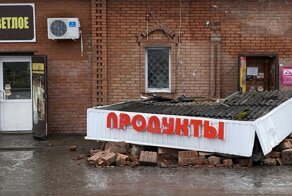В Красноярском крае водитель грузовика снёс крыльцо магазина и чуть не покалечил продавца