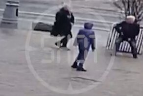 Неадекватный амбал избивал прохожих прямо в центре Москвы - отпор ему смог дать только пенсионер с палочками для скандинавской ходьбы