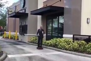 Дипломат-гироскутер — стильное и практичное средство передвижения