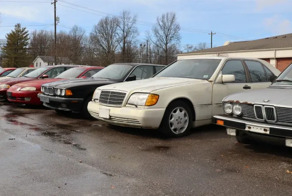 Таинственный дилерский центр, где стоят десятки интересных автомобилей, которые не двигались с места годами