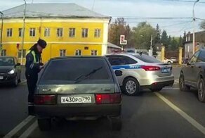 Мгновенная карма: водитель пересёк двойную сплошную линию на глазах у инспекторов ДПС