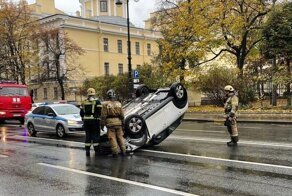 В Санкт-Петербурге «Мини» перевернулся на крышу после столкновения с такси
